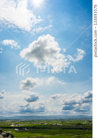 夏天藍天和浩大的土地 128893576