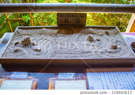[Kyoto Scenery] Ryoanji Temple: The Mysterious Shichigosan Rock Garden 128893613