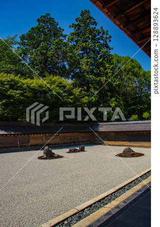 [Kyoto Scenery] Ryoanji Temple: The Mysterious Shichigosan Rock Garden 128893624