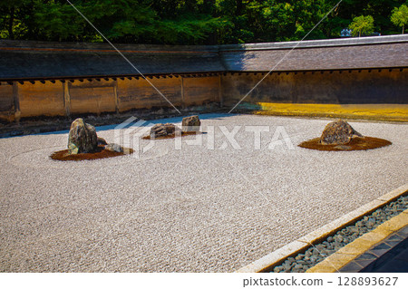 [Kyoto Scenery] Ryoanji Temple: The Mysterious Shichigosan Rock Garden 128893627