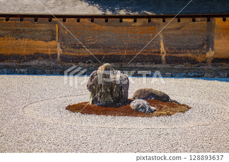[Kyoto Scenery] Ryoanji Temple: The Mysterious Shichigosan Rock Garden 128893637