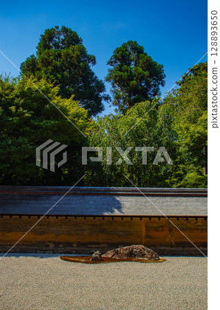 【京都風光】龍安寺：神秘的七五山石庭 128893650