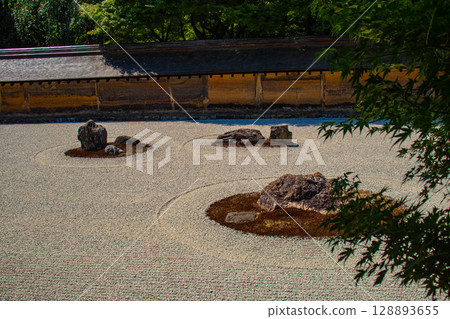 【京都風光】龍安寺：神秘的七五山石庭 128893655