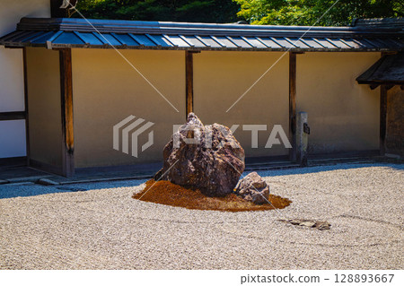 【京都風光】龍安寺:神秘的七五山石庭 【京都風光】龍安寺:神秘的七五山石庭 128893667