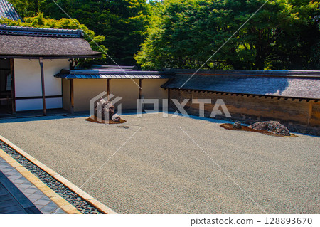 [Kyoto Scenery] Ryoanji Temple: The Mysterious Shichigosan Rock Garden 128893670