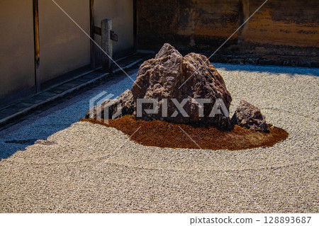 [Kyoto Scenery] Ryoanji Temple: The Mysterious Shichigosan Rock Garden 128893687