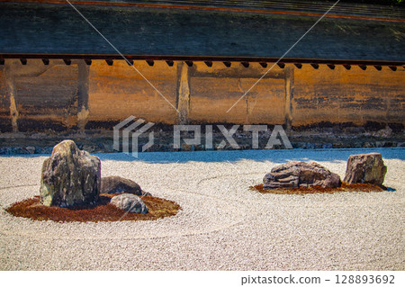 【京都風光】龍安寺：神秘的七五山石庭 128893692