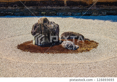 【京都風光】龍安寺：神秘的七五山石庭 128893693