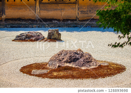 [Kyoto Scenery] Ryoanji Temple: The Mysterious Shichigosan Rock Garden 128893698