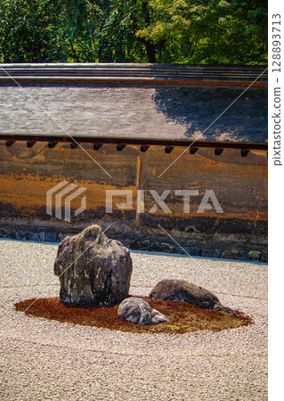 [Kyoto Scenery] Ryoanji Temple: The Mysterious Shichigosan Rock Garden 128893713