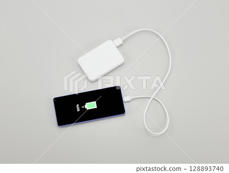 使用移動電池為智能手機充電 128893740