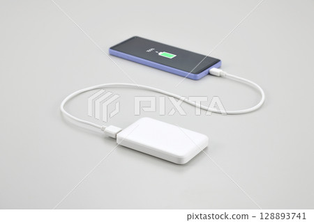 使用移動電池為智能手機充電 128893741