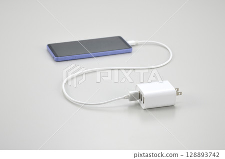 智能手機和交流適配器 128893742