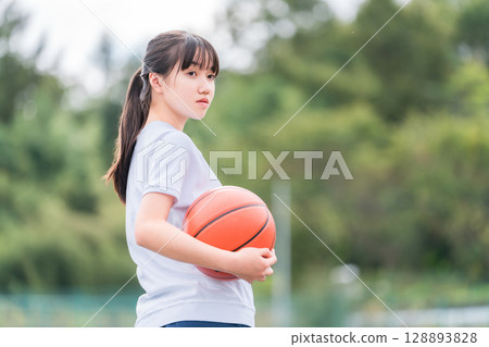 Girls, children, elementary school students, junior high school students, high school students wearing gym clothes and holding basketballs 128893828