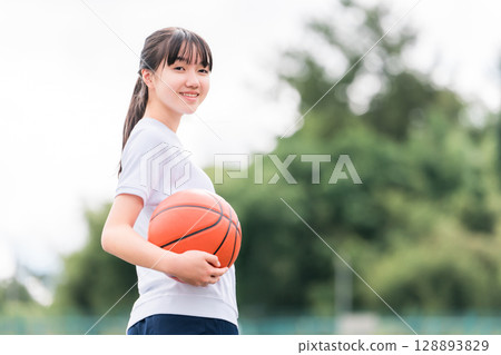 Girls, children, elementary school students, junior high school students, high school students wearing gym clothes and holding basketballs Girls, children, elementary school students, junior high school students, high school students wearing gym clothes and holding basketballs 128893829