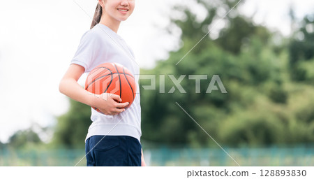 穿著運動服、拿著籃球的女孩、兒童、小學生、國中生、高中生 128893830