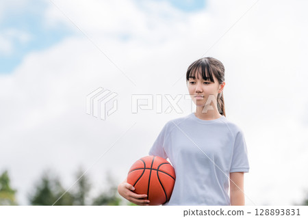Girls, children, elementary school students, junior high school students, high school students wearing gym clothes and holding basketballs Girls, children, elementary school students, junior high school students, high school students wearing gym clothes and holding basketballs 128893831