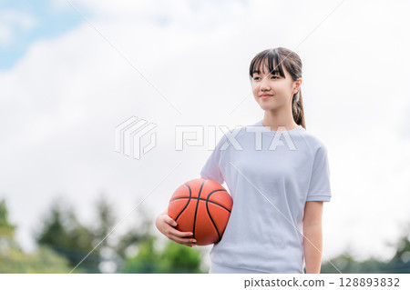 Girls, children, elementary school students, junior high school students, high school students wearing gym clothes and holding basketballs Girls, children, elementary school students, junior high school students, high school students wearing gym clothes and holding basketballs 128893832