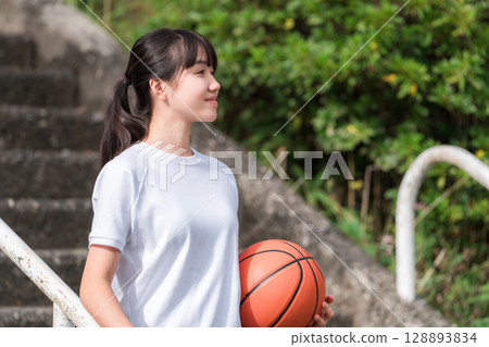 Girls, children, elementary school students, junior high school students, high school students wearing gym clothes and holding basketballs Girls, children, elementary school students, junior high school students, high school students wearing gym clothes and holding basketballs 128893834