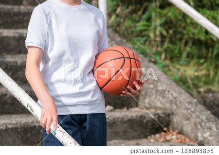 穿著運動服、拿著籃球的女孩、兒童、小學生、國中生、高中生 穿著運動服、拿著籃球的女孩、兒童、小學生、國中生、高中生 128893835