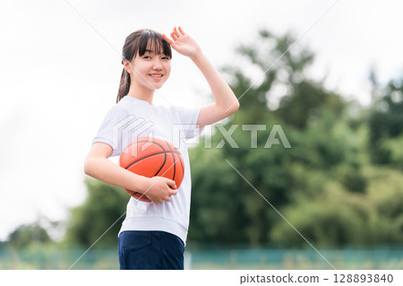 穿著運動服、拿著籃球的女孩、兒童、小學生、國中生、高中生 128893840