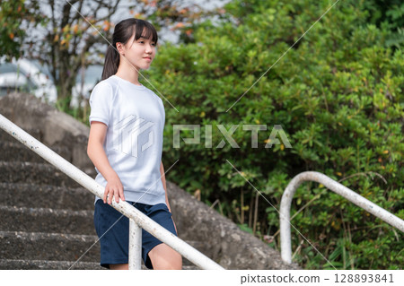 小學、國中、高中女生、孩子穿著運動服，在校園裡走下樓梯 128893841