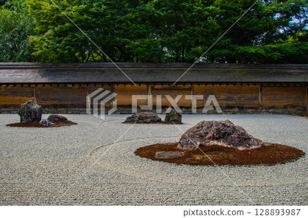 [Kyoto Scenery] Ryoanji Temple: The Mysterious Shichigosan Rock Garden 128893987