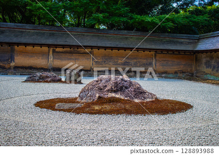 【京都風光】龍安寺:神秘的七五山石庭 【京都風光】龍安寺:神秘的七五山石庭 128893988