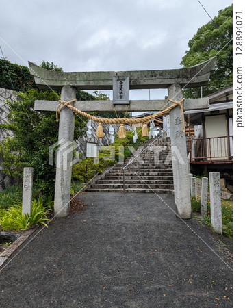 Scenery of the torii gate and approach to the shrine 128894071
