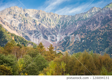 Autumn scenery of Kamikochi in Nagano Prefecture 128894131