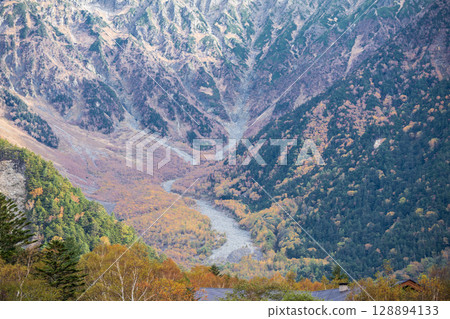 長野縣上高地的秋日風景 長野縣上高地的秋日風景 128894133