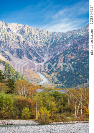Autumn scenery of Kamikochi in Nagano Prefecture 128894134