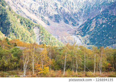長野縣上高地的秋日風景 128894135