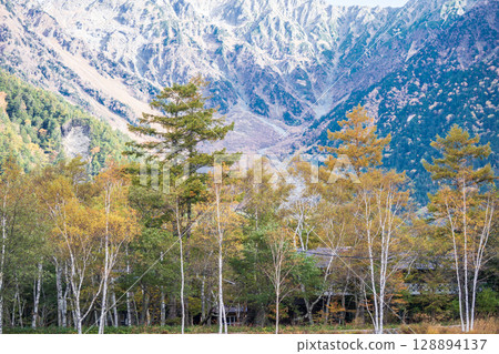 長野縣上高地的秋日風景 長野縣上高地的秋日風景 128894137