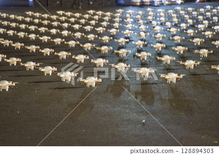 無人機夜間表演的準備工作 128894303