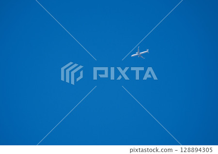 飛行藍天的飛機 128894305
