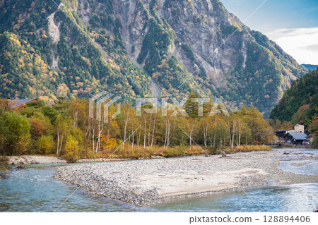 "Nagano Prefecture" Beautiful autumn scenery of Kamikochi, Azusa River and Kappa Bridge 128894406