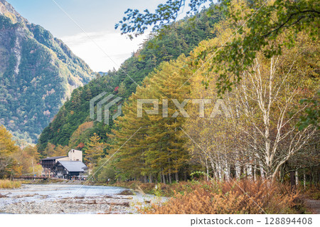 長野縣 上高地、梓川、河童橋的秋日美景 128894408