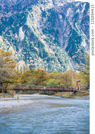 "Nagano Prefecture" Beautiful autumn scenery of Kamikochi, Azusa River and Kappa Bridge "Nagano Prefecture" Beautiful autumn scenery of Kamikochi, Azusa River and Kappa Bridge 128894415