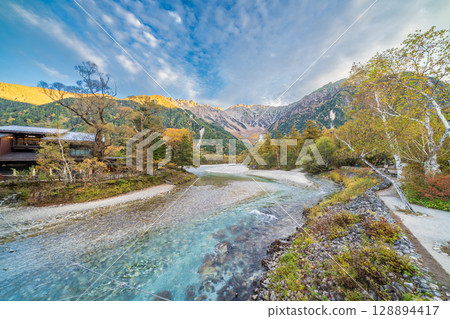 "Nagano Prefecture" Beautiful autumn scenery of Kamikochi, Azusa River and Kappa Bridge 128894417