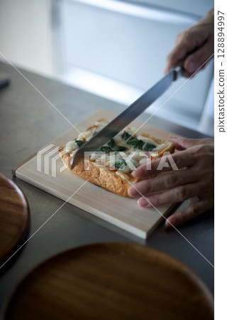 切烤好的披薩吐司 128894997