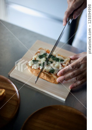 切烤好的披薩吐司 128894998