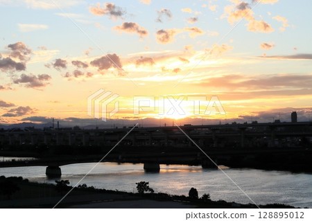 Arakawa evening view, Nishiarai Bridge and Metropolitan Expressway [Adachi-ku, Tokyo] 128895012
