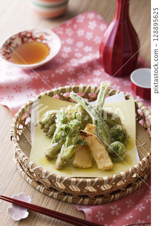 野生植物天婦羅 128895625