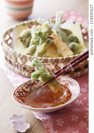 Tempura of wild plant 128895627