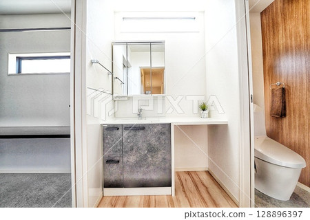 簡易水槽和馬桶 128896397