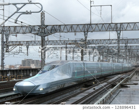 The Shinkansen high-speed test vehicle ALFA-X entering Omiya Station 128896431