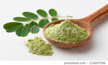 木匙上辣木粉和葉子的簡單組合物 128897086