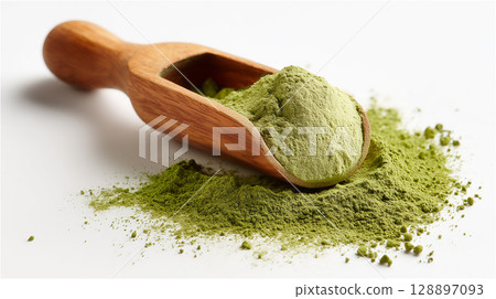 用木匙盛裝的綠汁大麥草粉的特寫照片 128897093