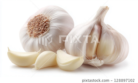 白色背景上排列的蒜束和去皮的丁香 128897102